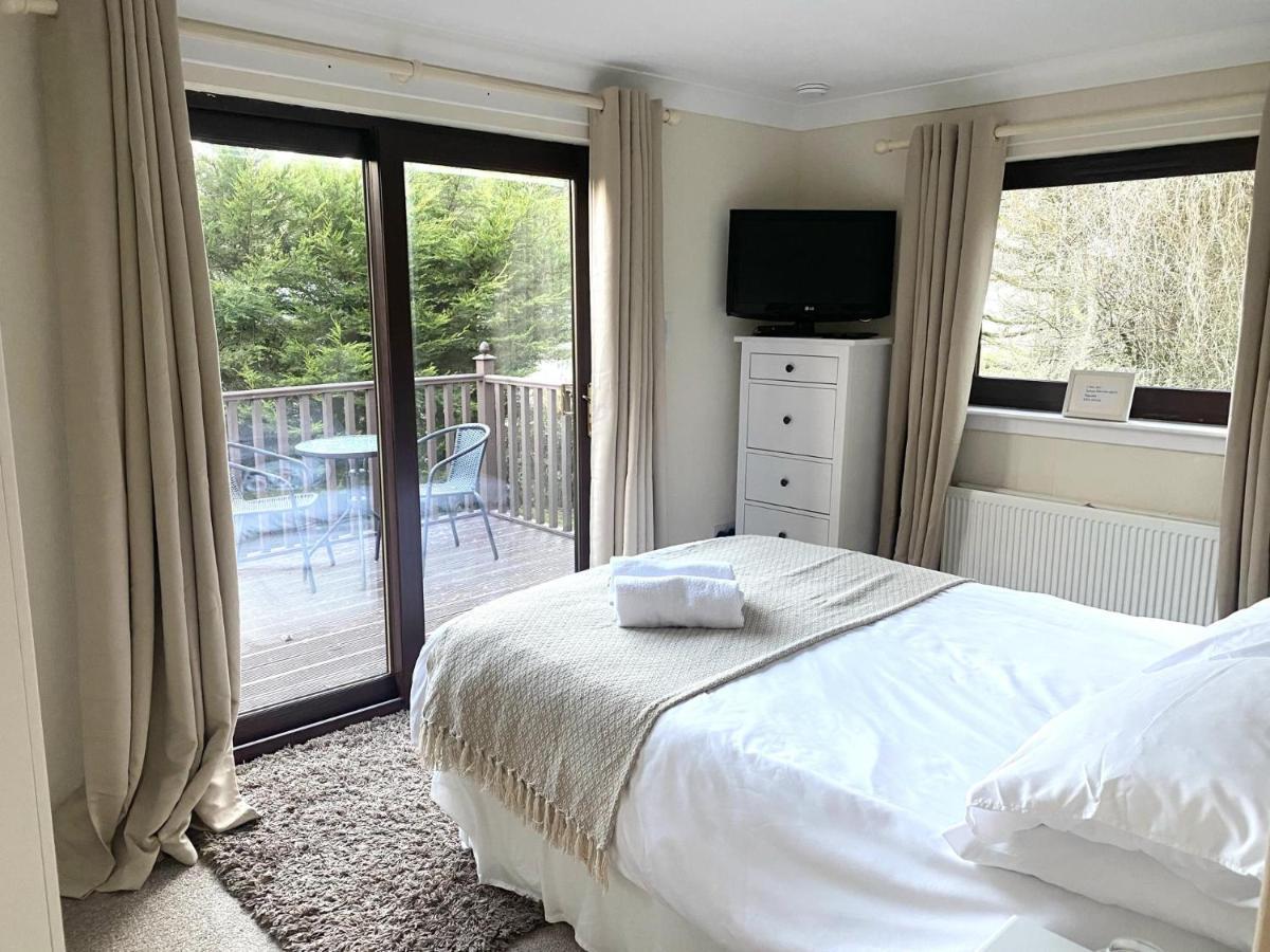 Stunning 4-Bedroom Cabin With Hot Tub In Beattock! 外观 照片