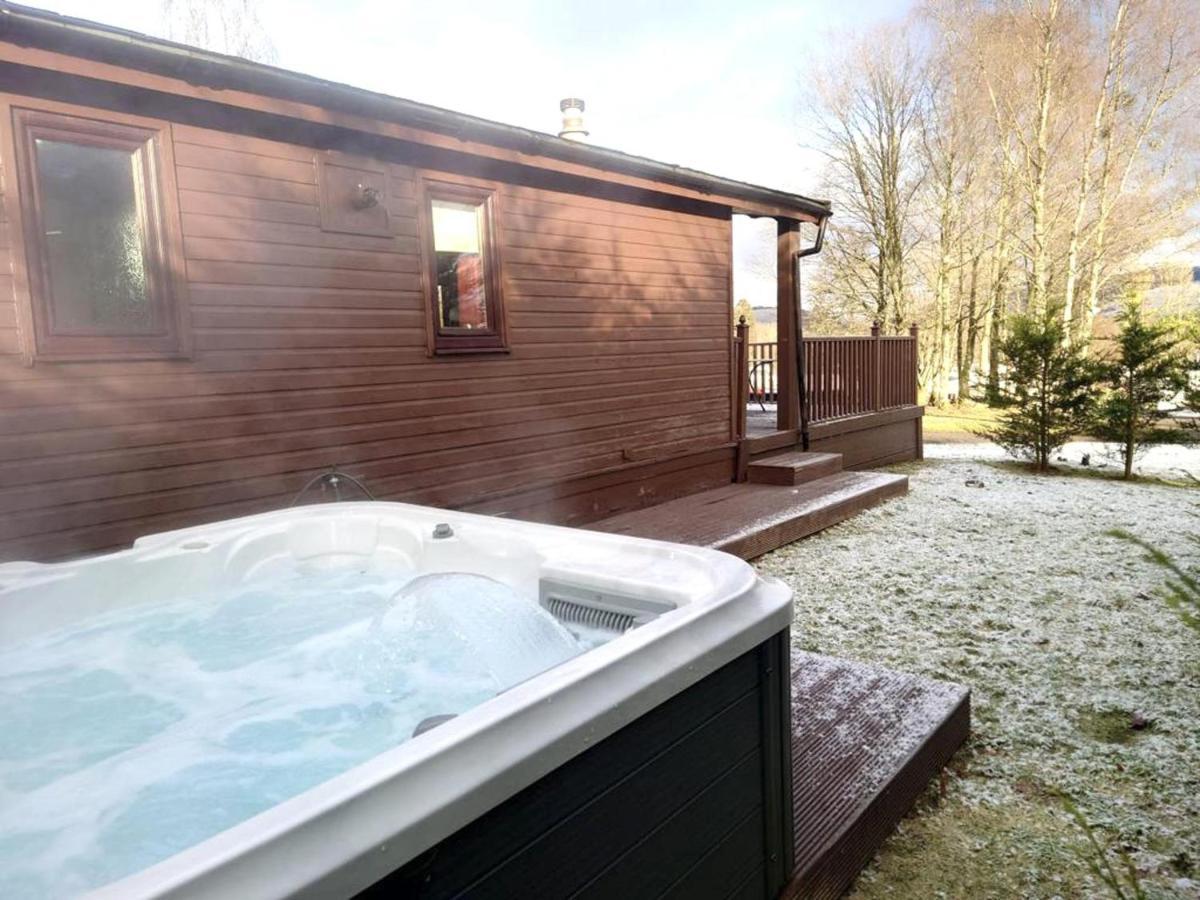 Stunning 4-Bedroom Cabin With Hot Tub In Beattock! 外观 照片